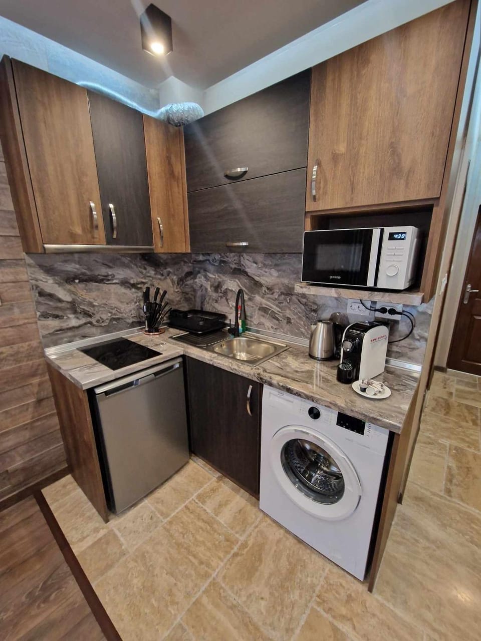 Coffee/tea facilities, Kitchen or kitchenette, stove