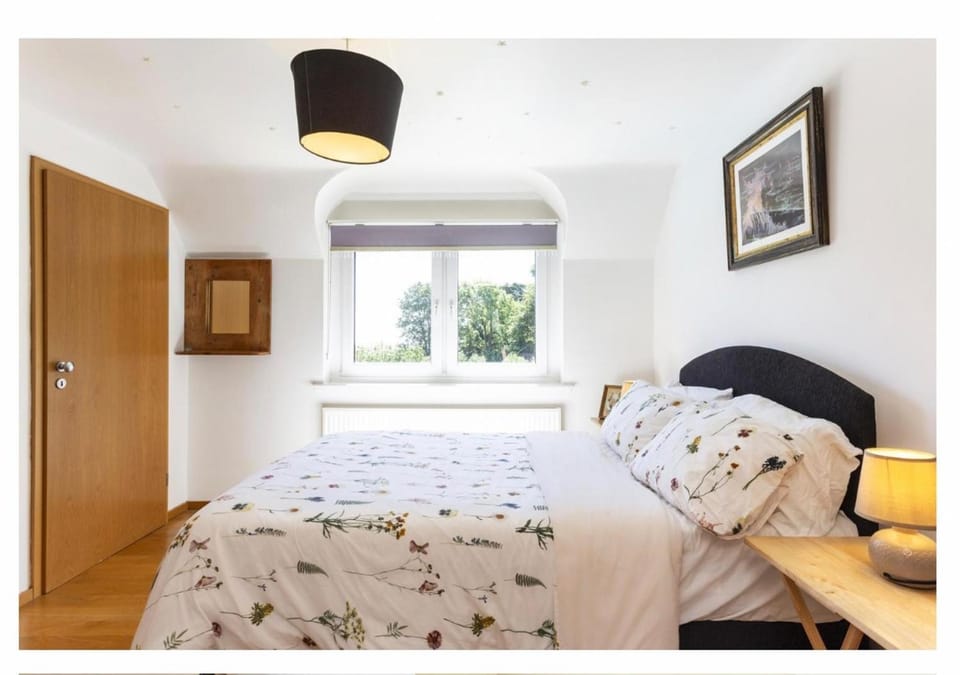 Sleeps10 18-Parking-Garden-Pool-HotTub-Balcony Villa in Wealden District