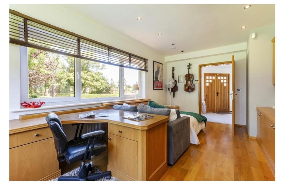 Sleeps10 18-Parking-Garden-Pool-HotTub-Balcony Villa in Wealden District