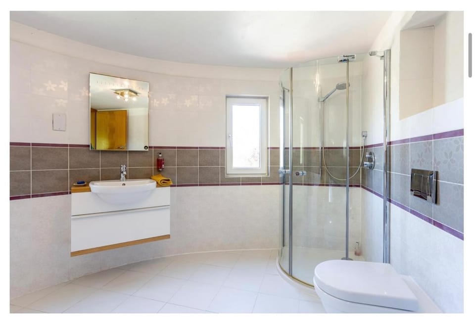 Sleeps10 18-Parking-Garden-Pool-HotTub-Balcony Villa in Wealden District