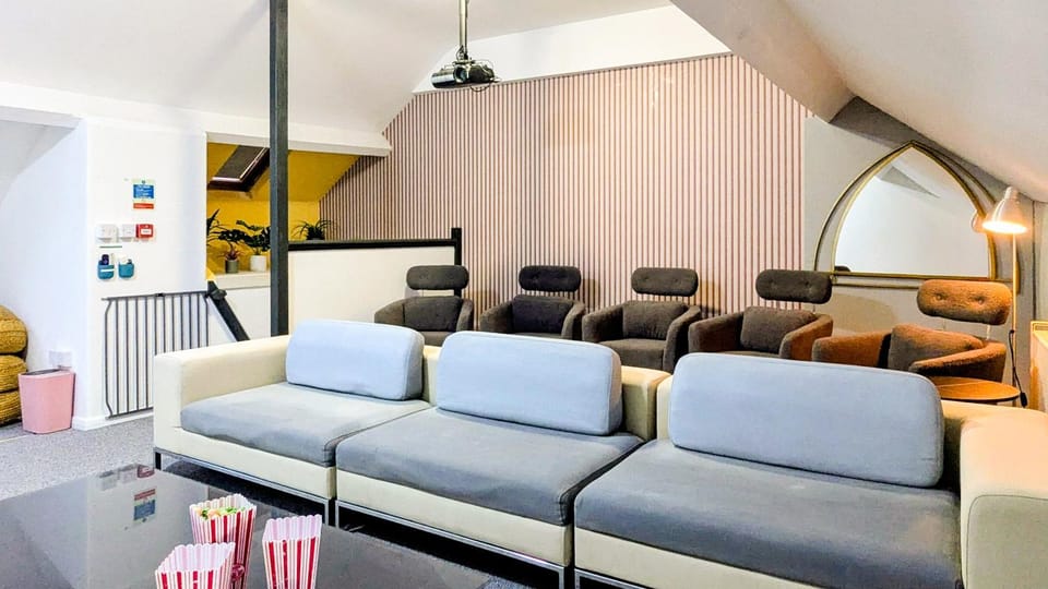 Family Home in Tywyn - Game and Cinema Rooms House in Wales