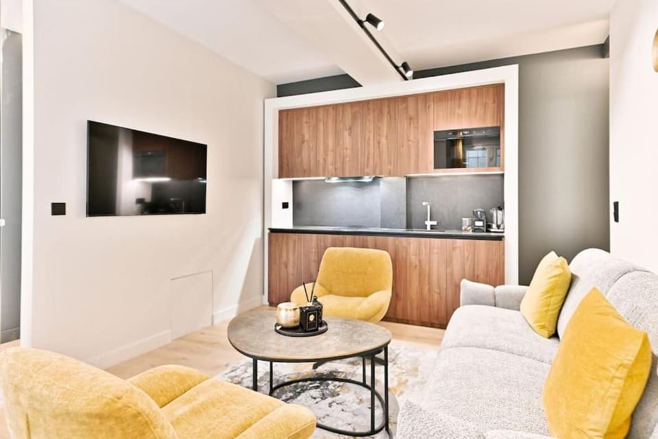 TV and multimedia, Kitchen or kitchenette, Living room, Seating area, Dining area