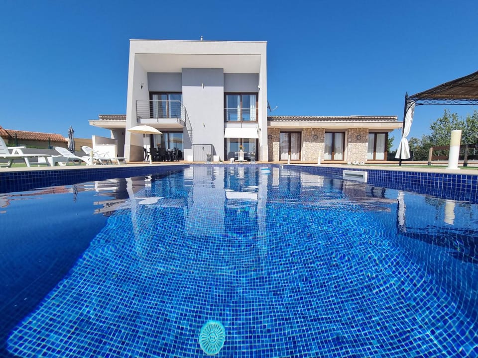 Property building, Day, Pool view, Swimming pool, sunbed