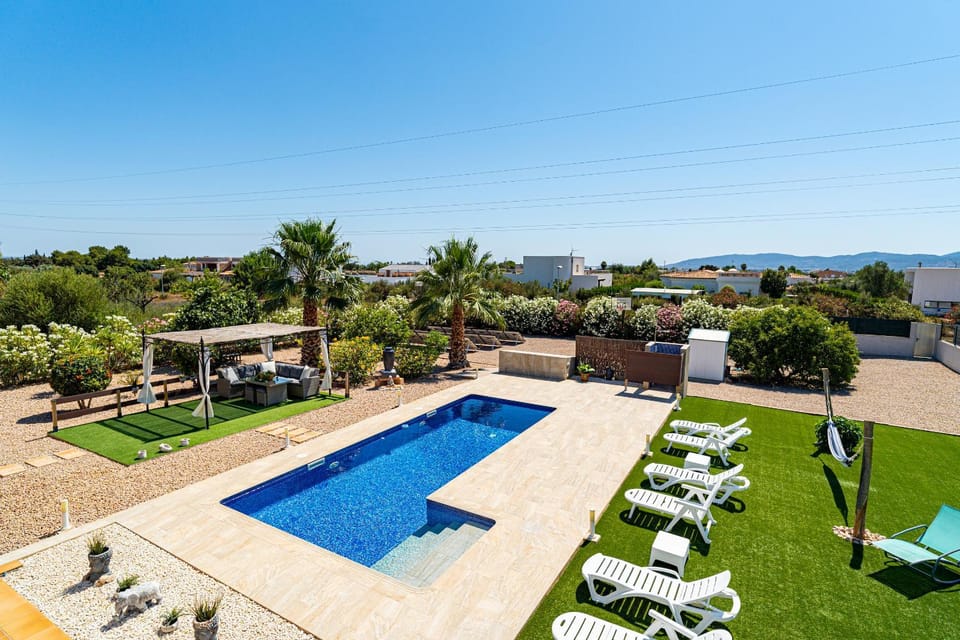 Swimming pool, sunbed