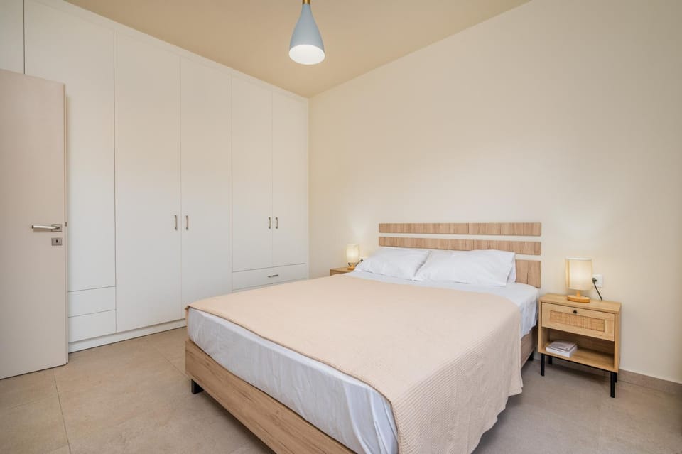 Bed, Photo of the whole room, Bedroom, wardrobe