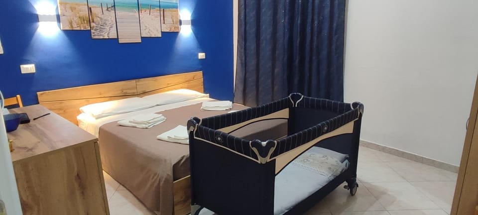 Bedroom, cot