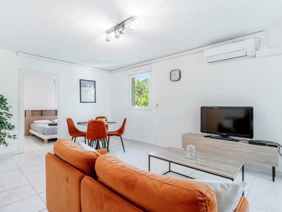 Communal lounge/ TV room, internet, air conditioner