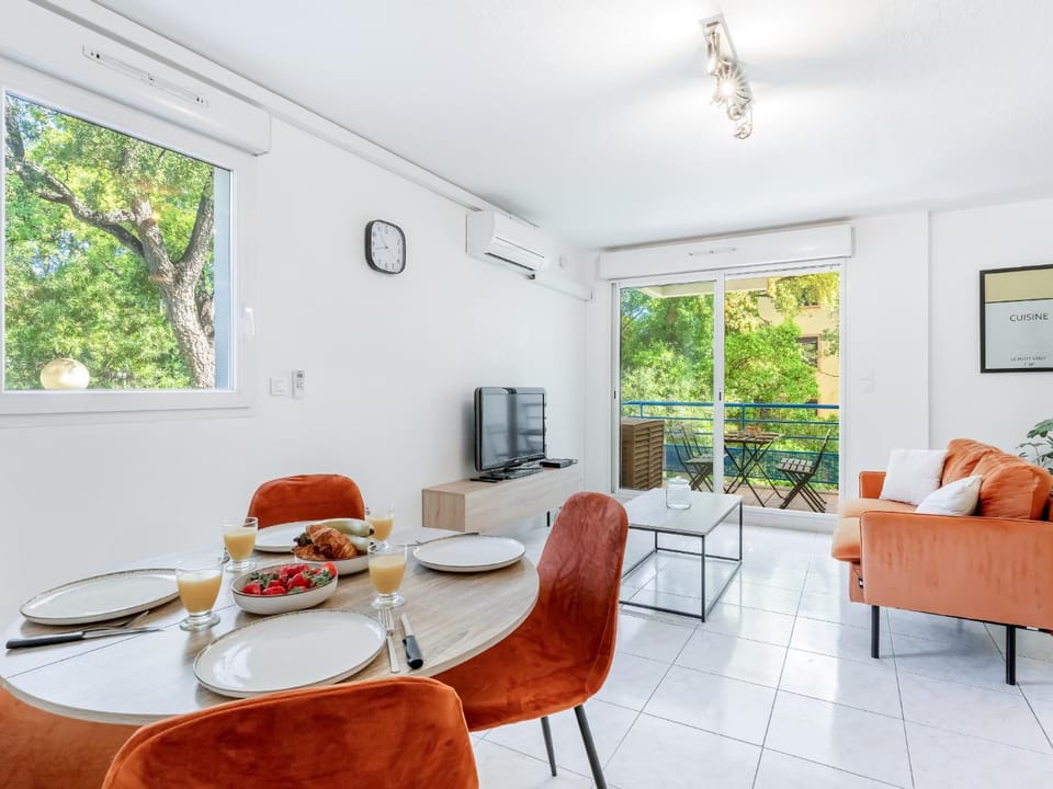 Communal lounge/ TV room, Balcony/Terrace, Living room, internet, air conditioner