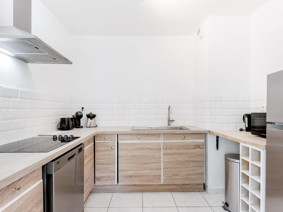 Coffee/tea facilities, dishwasher, microwave, stove, toaster