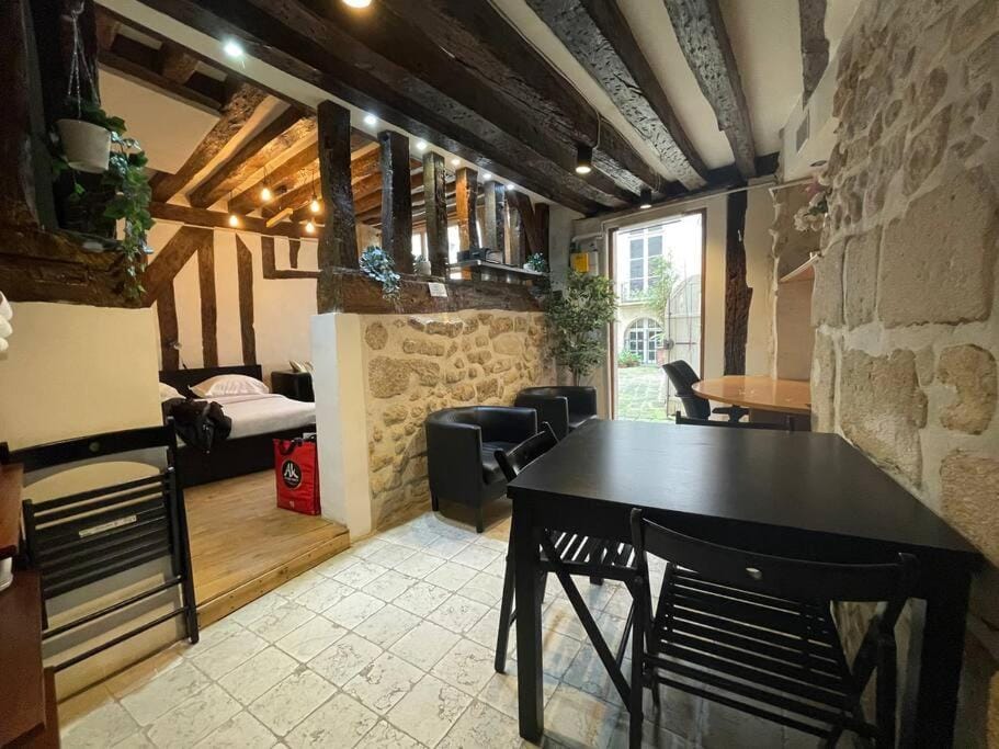 Amélie - Authentic 2BR Saint-André des Arts Historic Courtyard Apartment in Paris