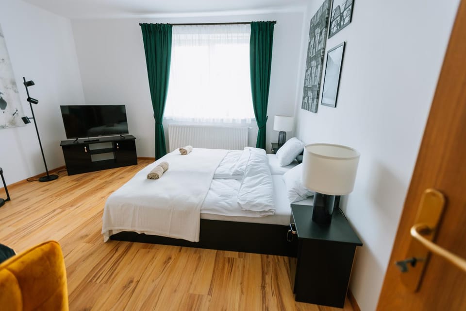 Communal lounge/ TV room, TV and multimedia, Living room, Seating area, Bedroom