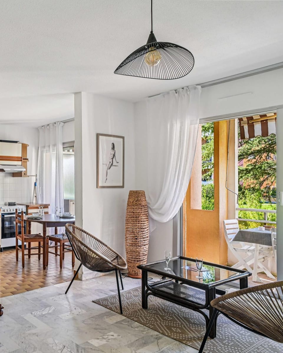 Studio lumineux, piscine résidence, 10 min plages Apartment in Mandelieu-La Napoule