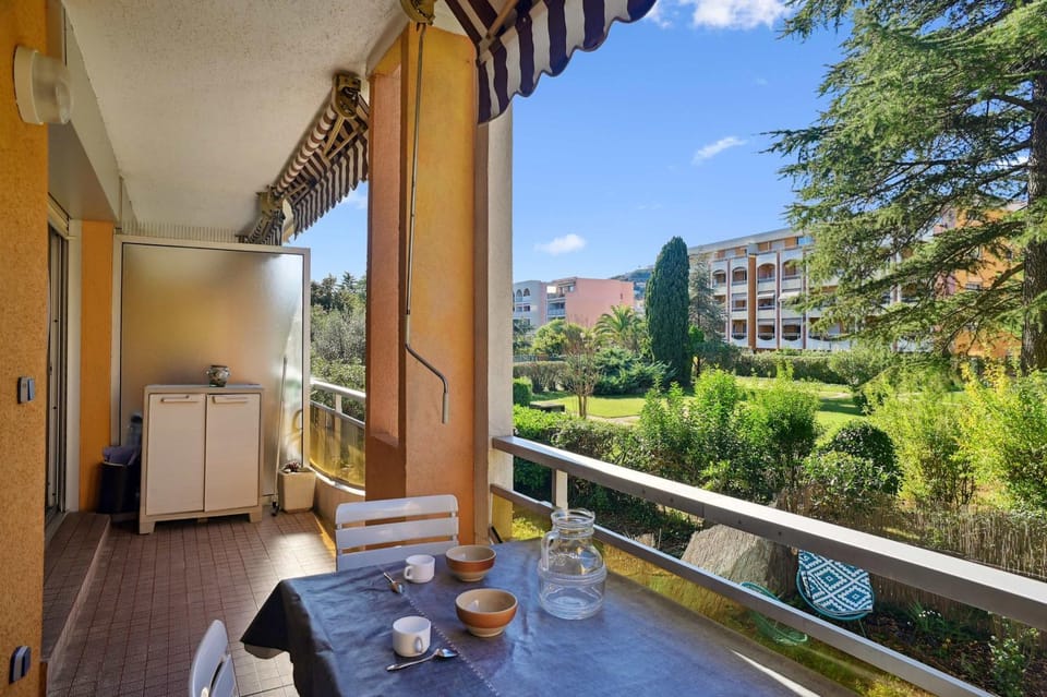 Studio lumineux, piscine résidence, 10 min plages Apartment in Mandelieu-La Napoule