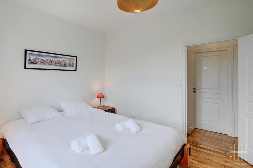 Bed, Bedroom, towels