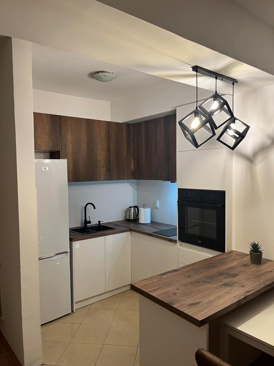 Kitchen or kitchenette, minibar, oven