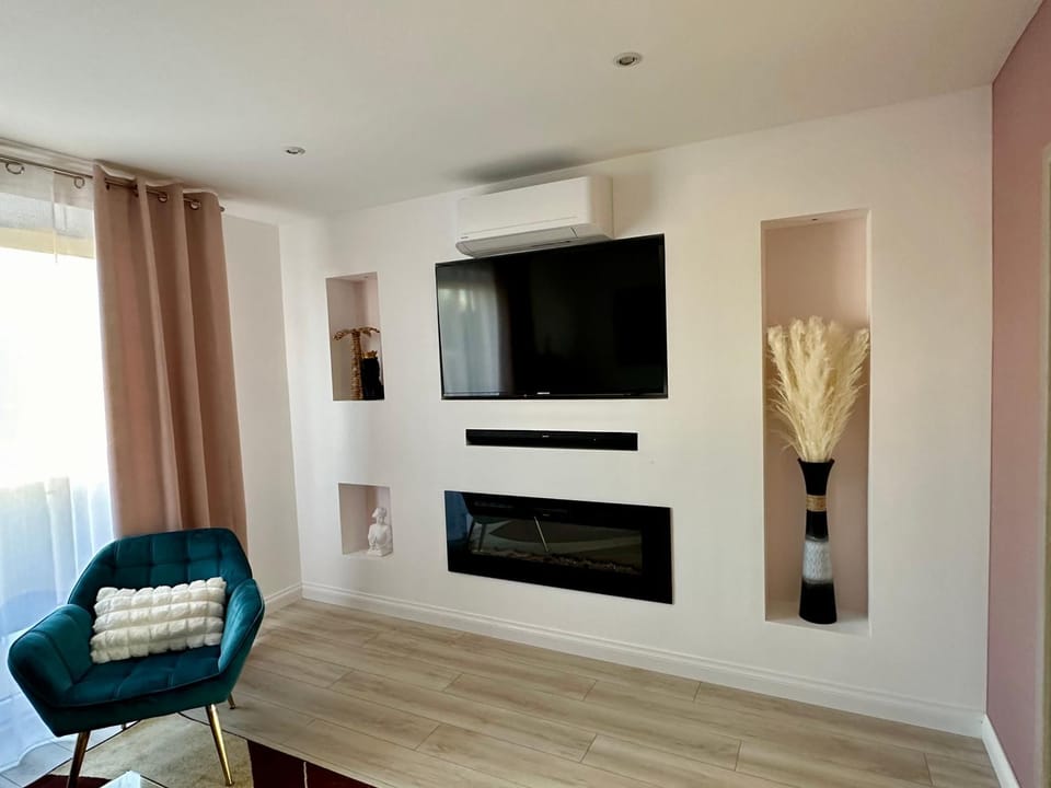TV and multimedia, Living room, Evening entertainment, air conditioner