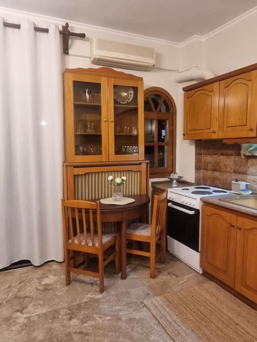 Kitchen or kitchenette, Dining area, oven, stove