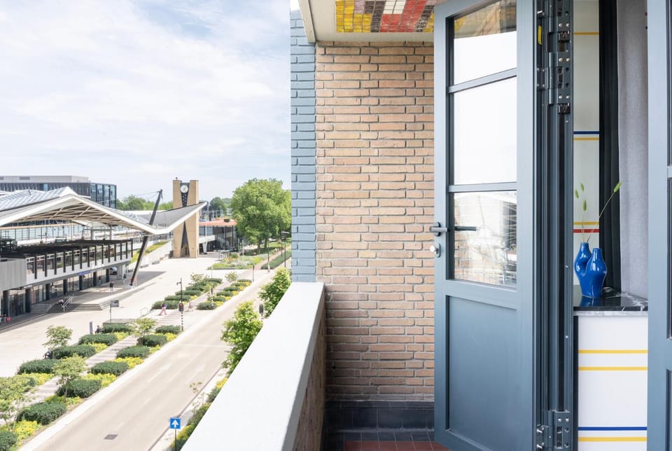 Modern Hotel Central Tilburg, Balcony & Kitchen Apartment in Tilburg
