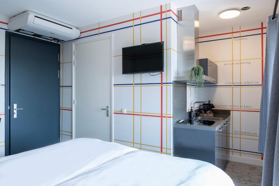 Bed, TV and multimedia, Bedroom