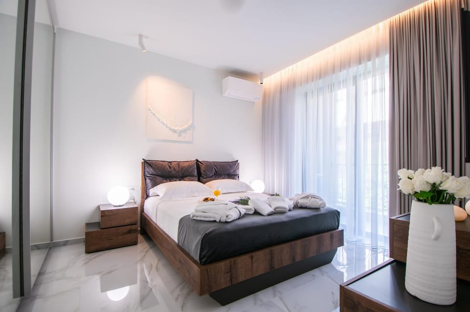 Bed, Bedroom, towels, air conditioner