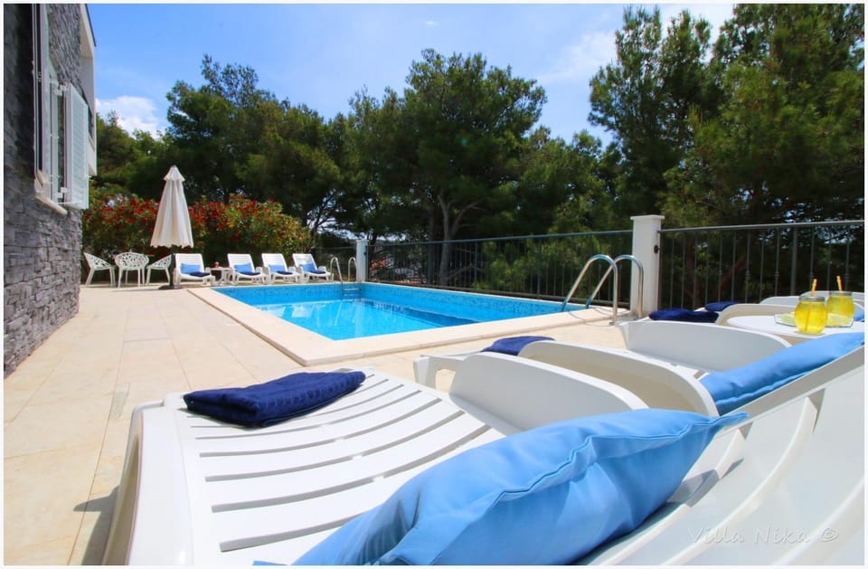 Balcony/Terrace, Balcony/Terrace, Pool view, Swimming pool, Swimming pool, sunbed