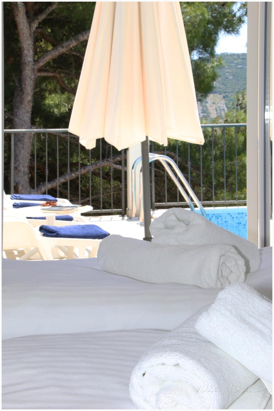 Bed, Bedroom, Swimming pool