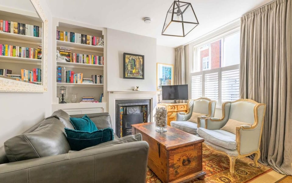 Property building, TV and multimedia, Living room, Seating area