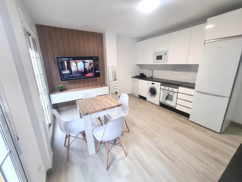 TV and multimedia, Kitchen or kitchenette, Living room, Dining area, stove