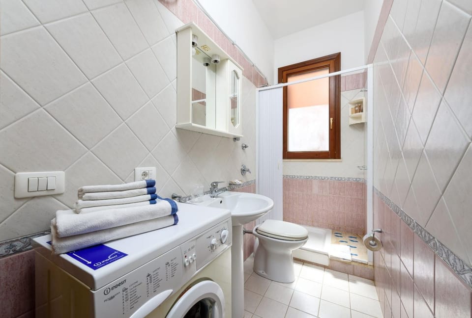 Toilet, Bathroom, towels, washing machine