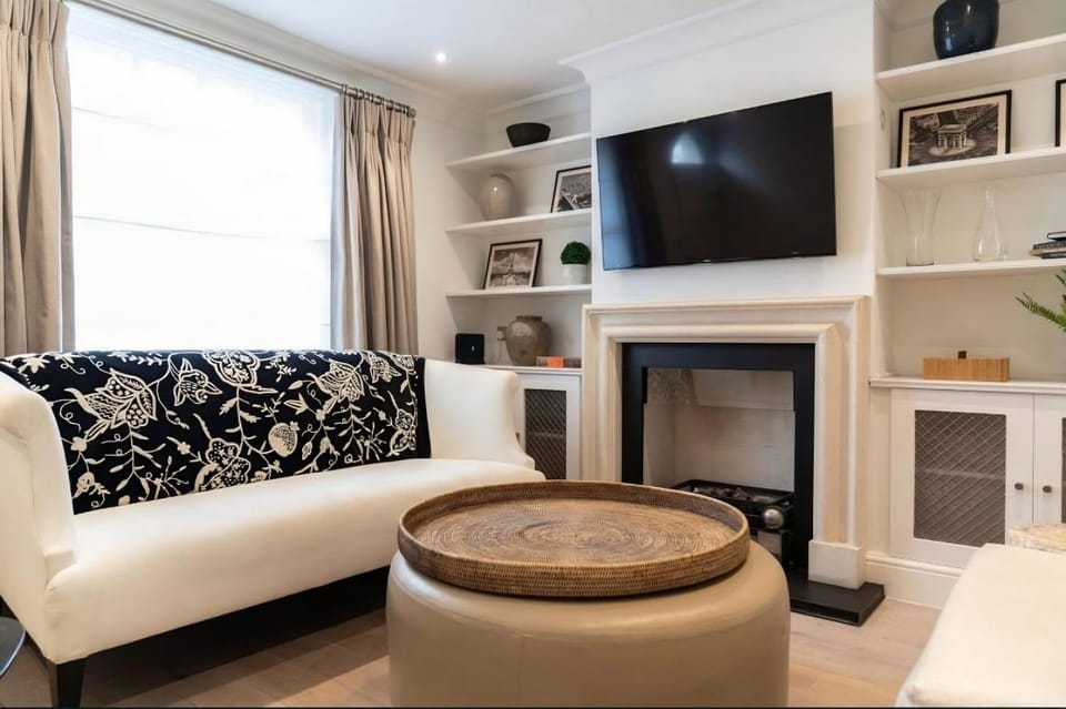 Communal lounge/ TV room, TV and multimedia, Living room, Seating area, Evening entertainment