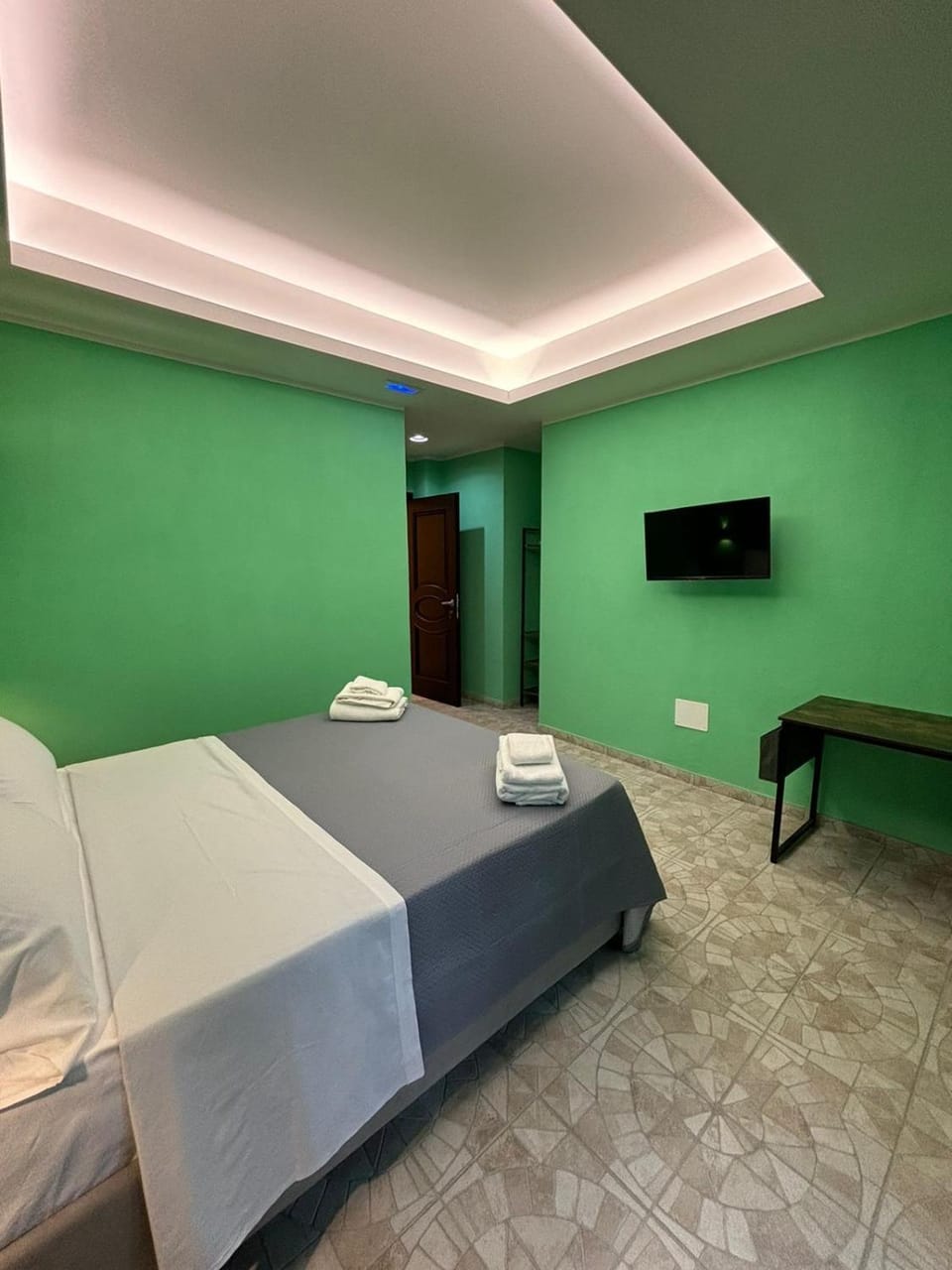 Bed, Photo of the whole room, Bedroom, towels
