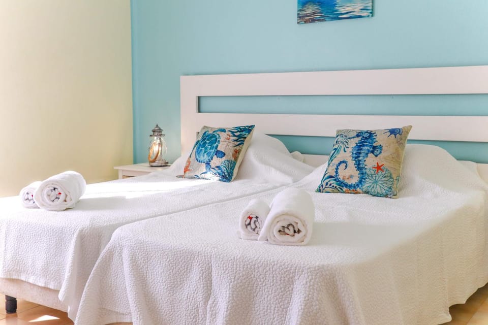 Apartment - Sleeps 2 Parking & Pool Access Apartment in Albufeira