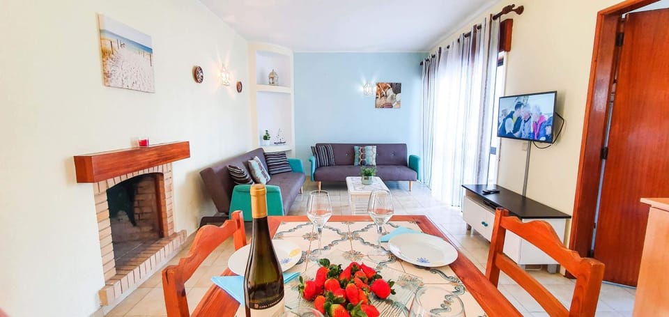 Apartment - Sleeps 2 Parking & Pool Access Apartment in Albufeira