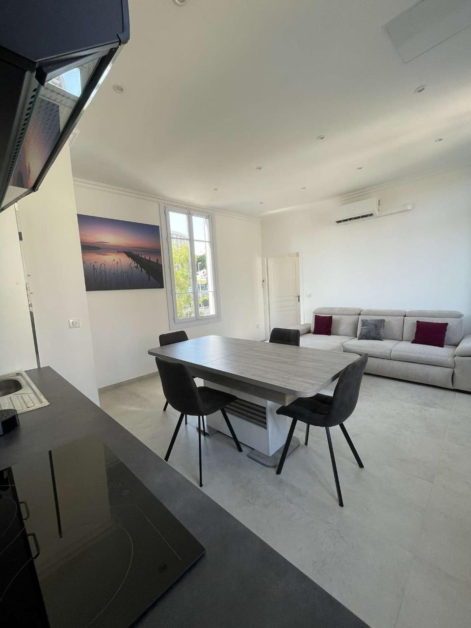 TV and multimedia, Living room, Seating area, Dining area, air conditioner
