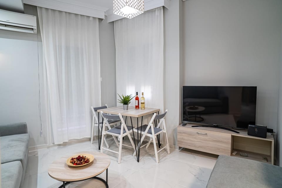 TV and multimedia, Living room, Photo of the whole room, Decorative detail, Seating area, Dining area, Evening entertainment, air conditioner