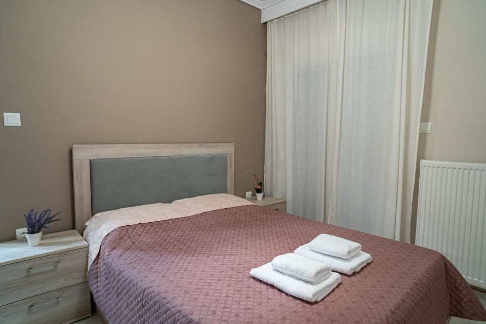 Bed, Photo of the whole room, Decorative detail, Bedroom, heating, towels