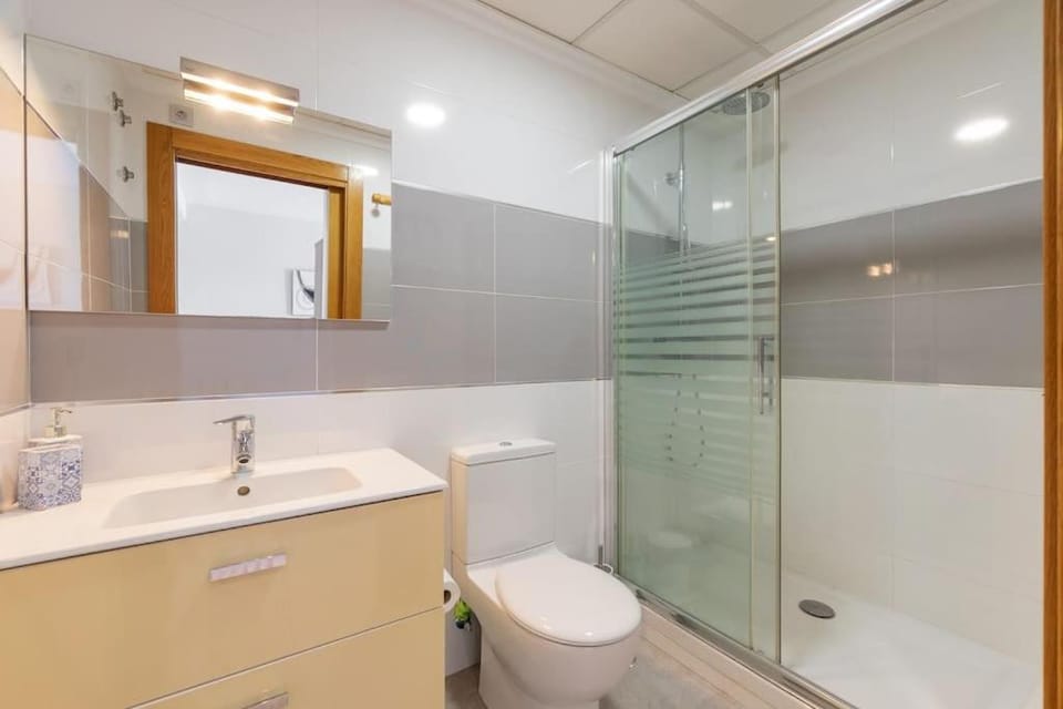 Shower, Toilet