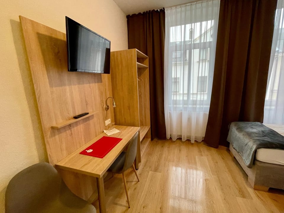 TV and multimedia, Photo of the whole room, Bedroom, hair dresser, wardrobe