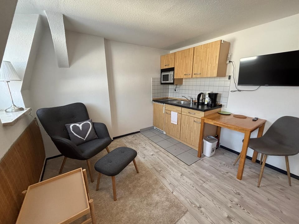 Kitchen or kitchenette, Seating area, stove