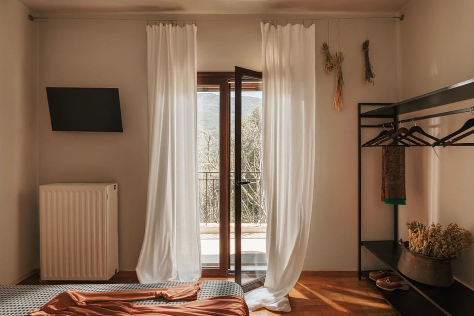 Bed, TV and multimedia, Photo of the whole room, Bedroom, Garden view