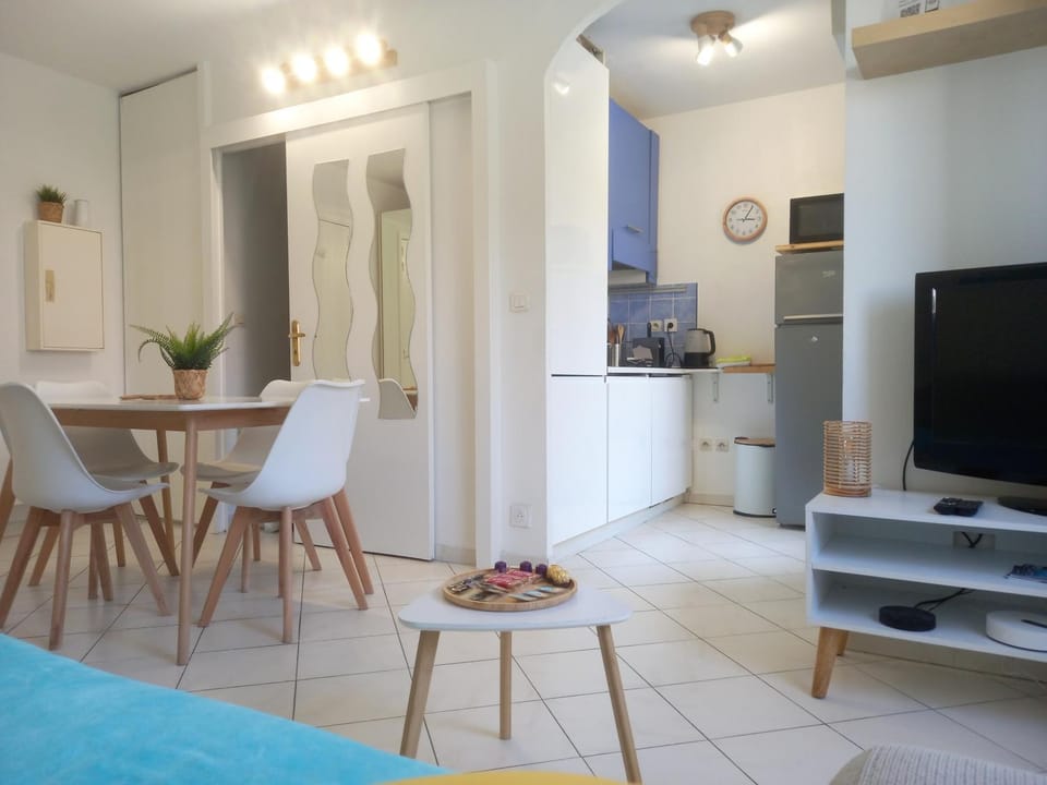 Adorable studio à 200m de la mer , frais , bien équipé et proche des commodités Apartment in Cagnes-sur-Mer
