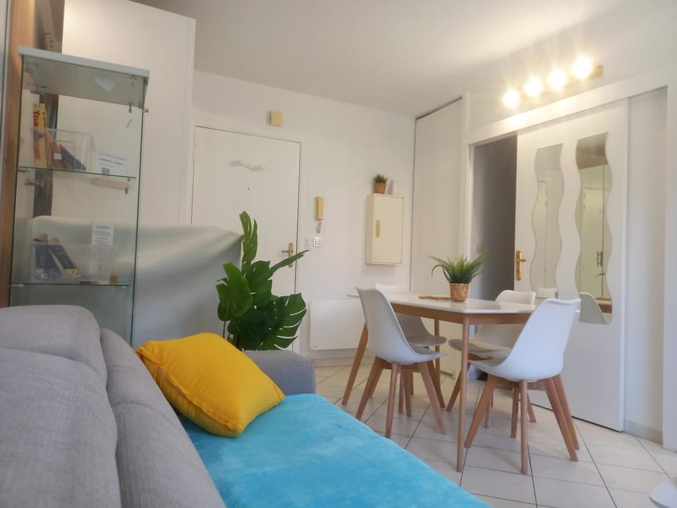 Adorable studio à 200m de la mer , frais , bien équipé et proche des commodités Apartment in Cagnes-sur-Mer