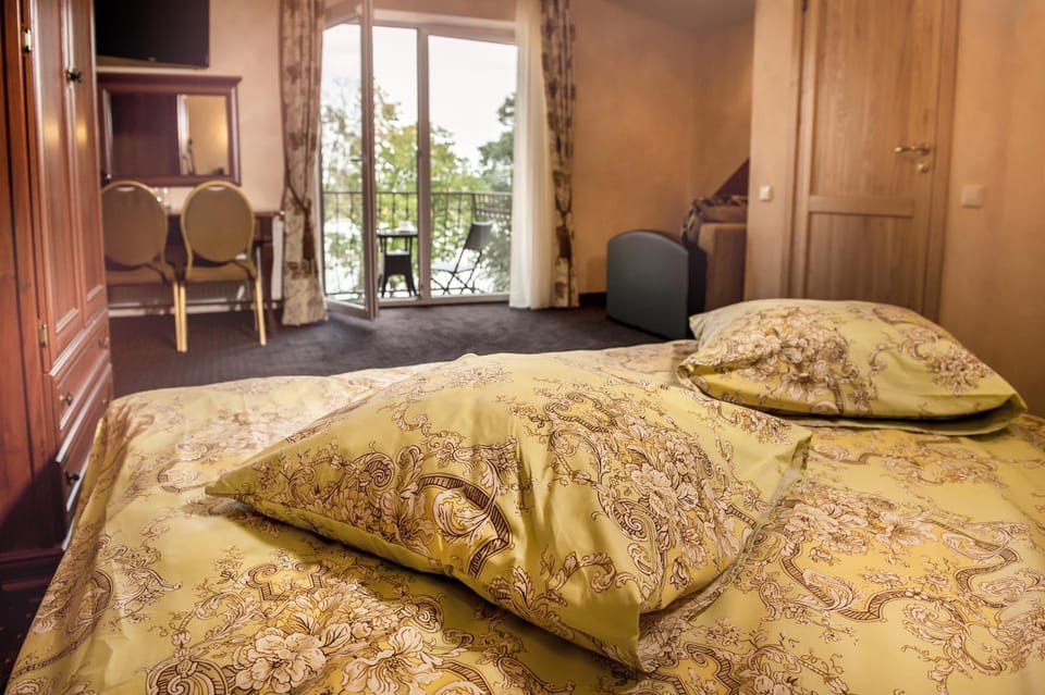 Bed, Balcony/Terrace, Photo of the whole room, Bedroom