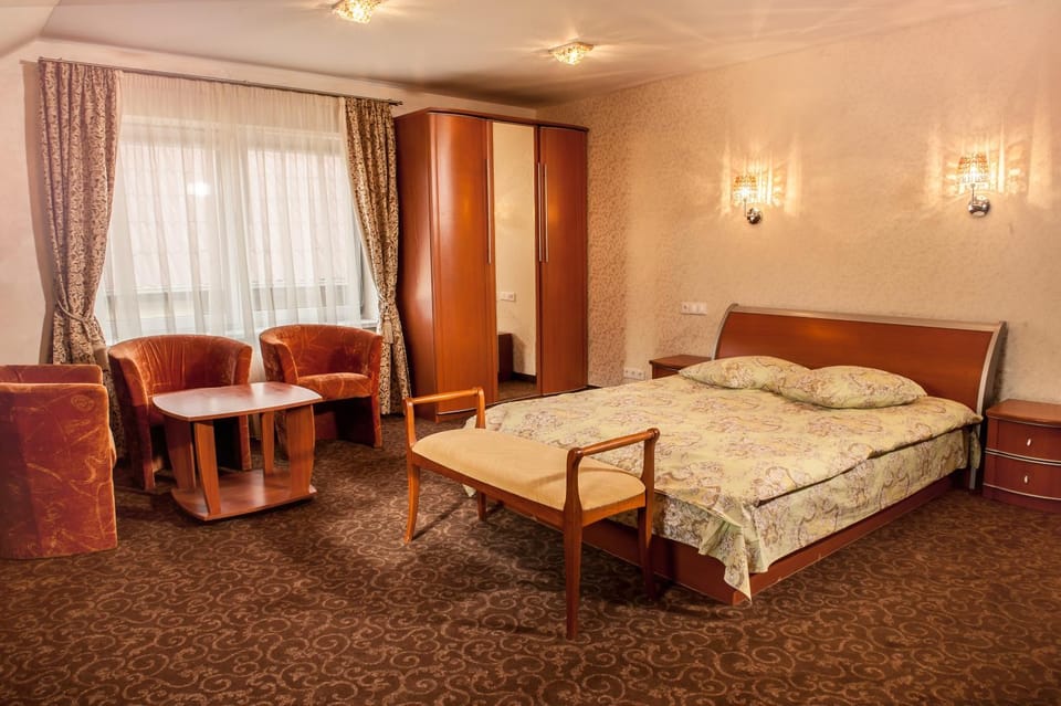 Bed, Photo of the whole room, Seating area