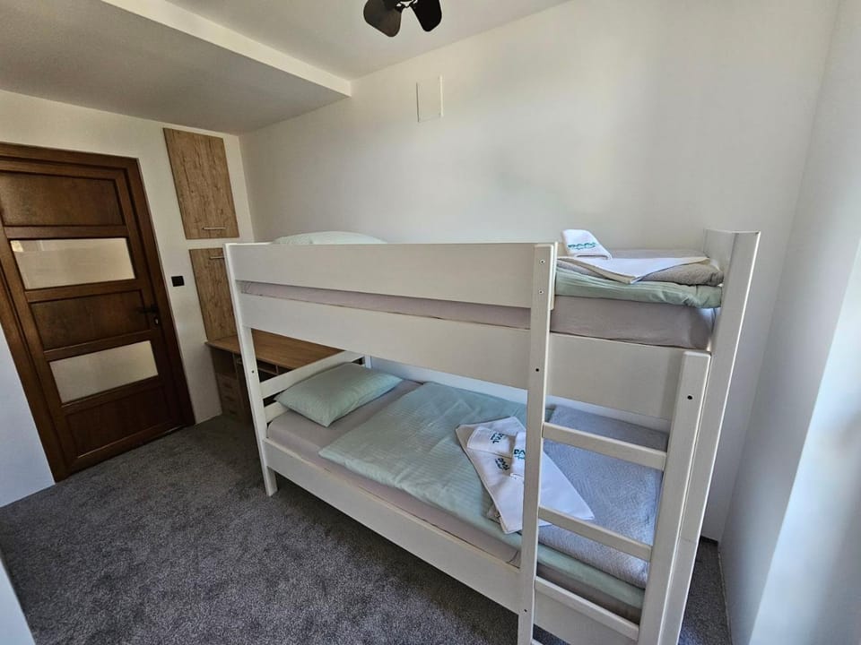 Bedroom, bunk bed