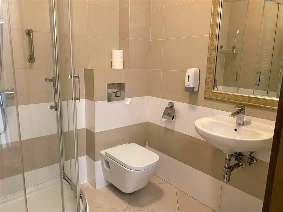 Shower, Toilet, Bathroom, towels