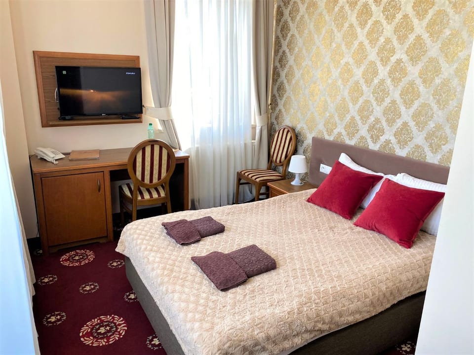Bed, TV and multimedia, Photo of the whole room, Seating area, Bedroom