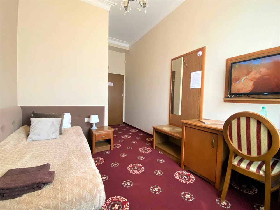 Bed, TV and multimedia, Photo of the whole room, Seating area, Bedroom, hair dresser