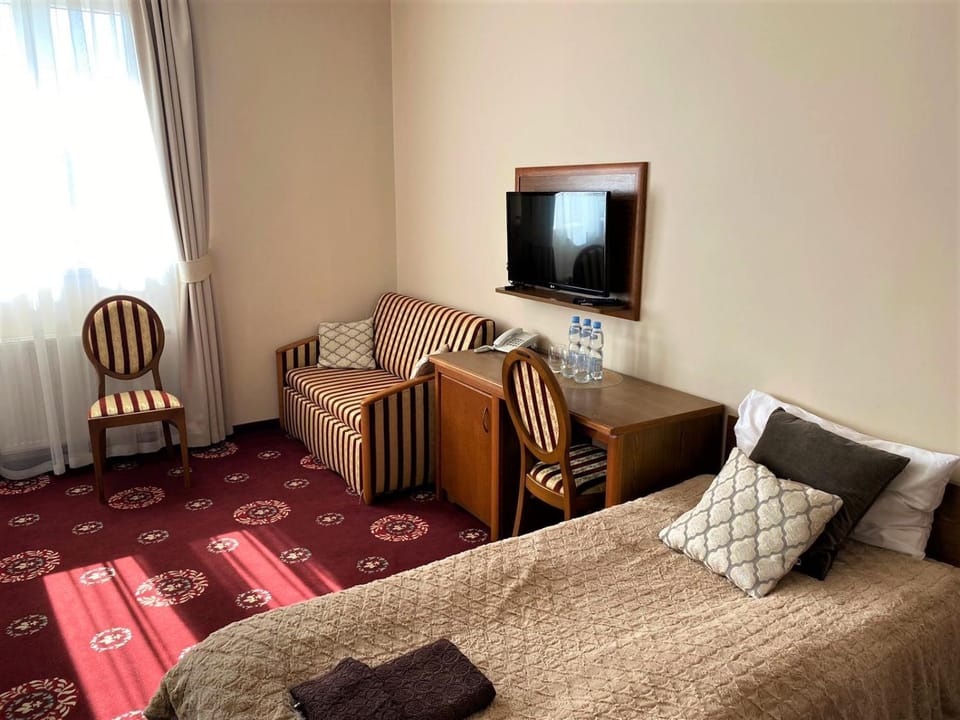 Bed, TV and multimedia, Photo of the whole room, Seating area, Bedroom