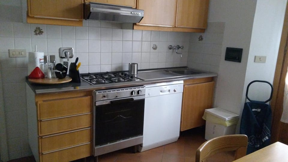 Coffee/tea facilities, dishwasher, oven, stove